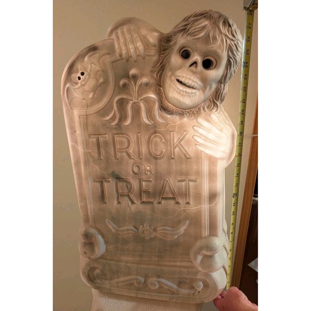 Trick  Treat Tombstone Grave Ghoul & Bat 29" Halloween Lighted Blow Mold.Ex Cond